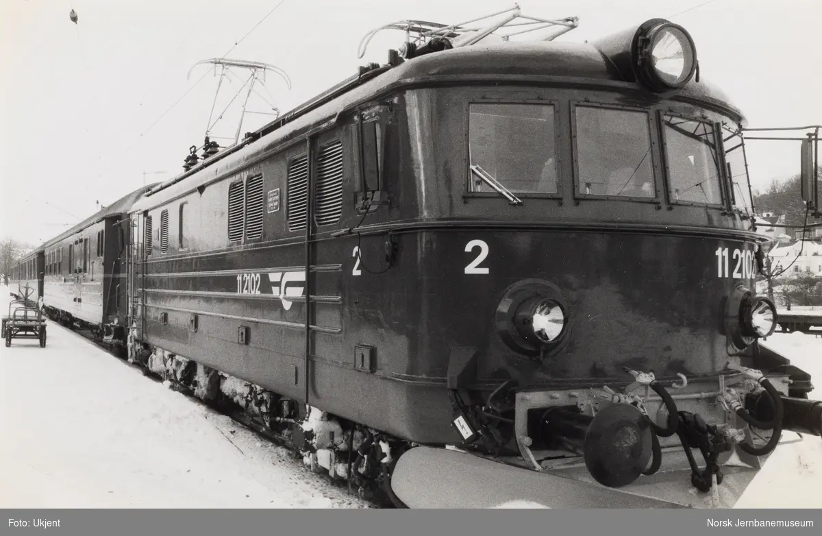 Elektrisk lokomotiv El 11 2102 med persontog retning Oslo på Sandefjord stasjon