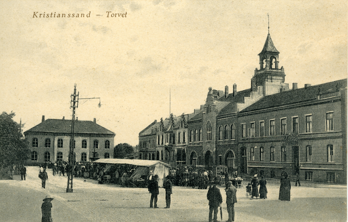 Torvet i Kristiansand rundt 1914.  Postkort.