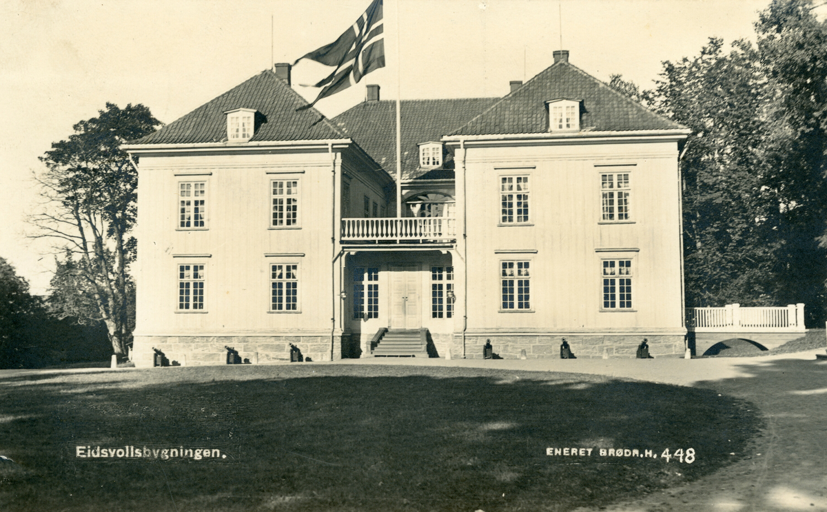 Postkort av Eidsvollbygningen.  