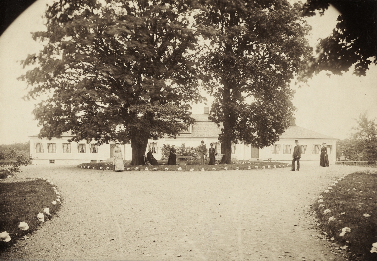 Handlanden Carl Schander med familj framför huvudbyggnaden på Gårdsby säteri, den 23 september 1888.
