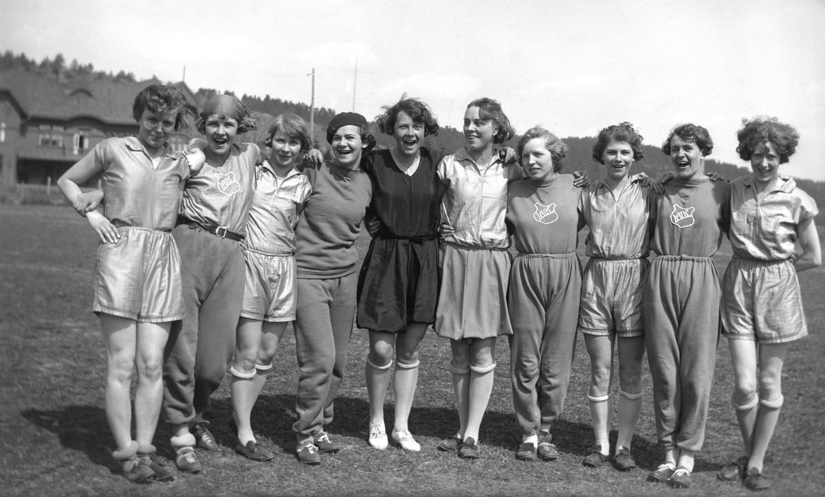 Glada fotbollsstjejer från idrottsklubben LAIK i Linköping. Här samlade för spel på Vikingavallen i Söderköping. 1930-tal.