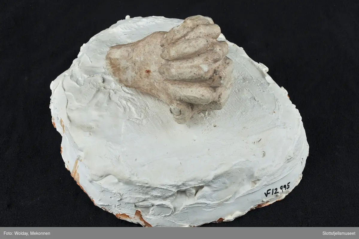 Skulptur av foldede hender