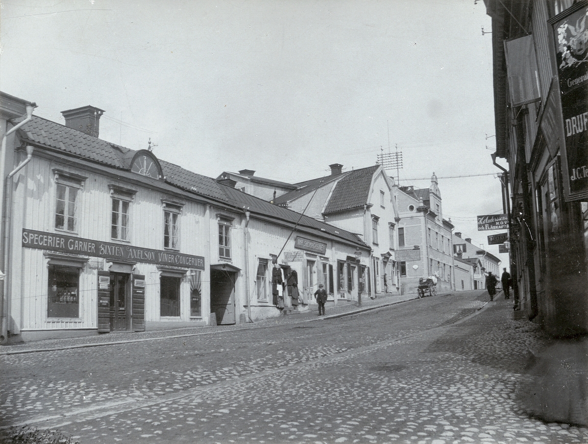 Kungsgatan 16-18, ”Apotekarbacken”, Enköping, sedd från söder, ca 1907.