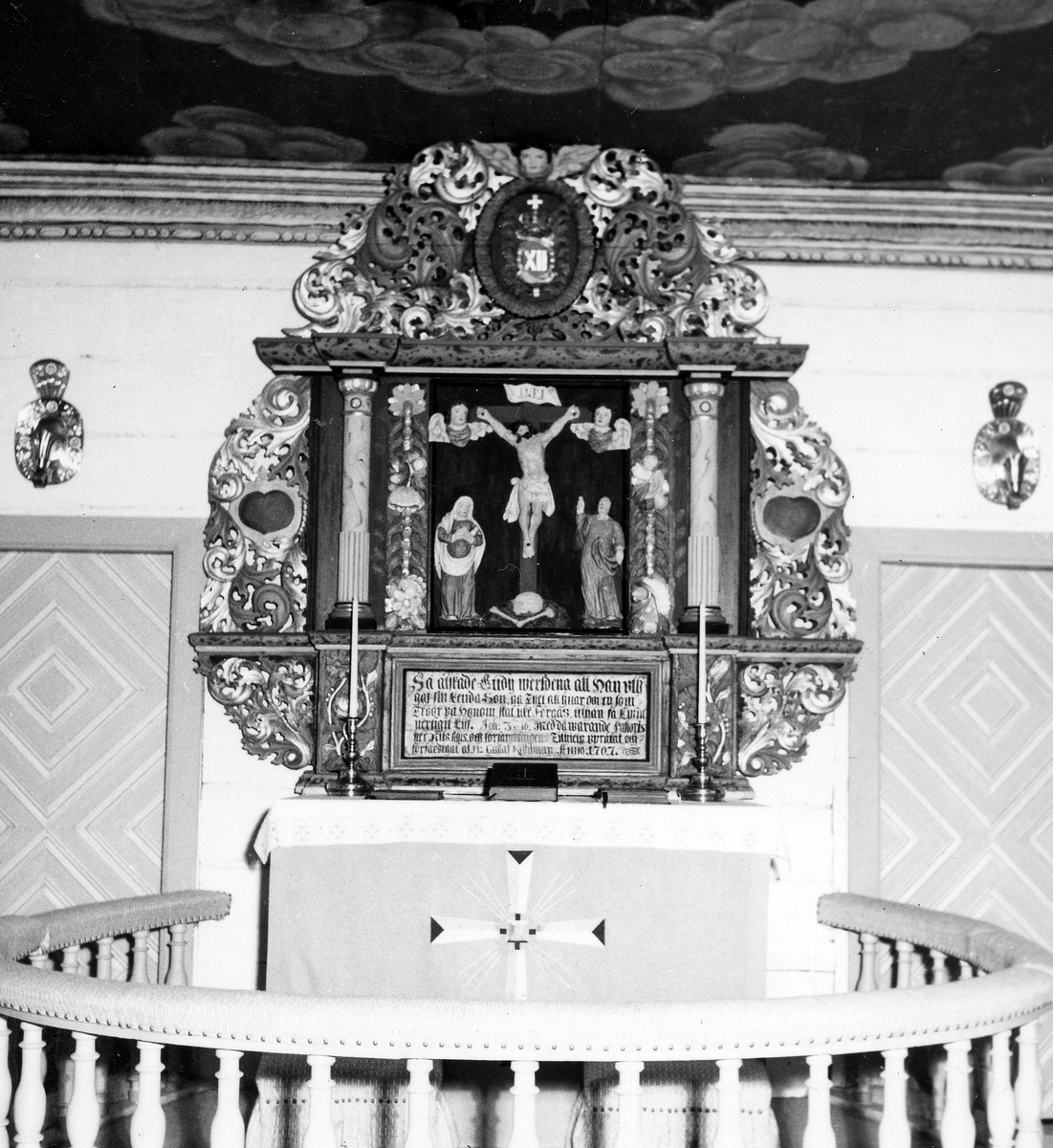 Halland, Varberg, Nösslinge sn. Nösslinge kyrka, restaurerad 1950. Altaruppsats.