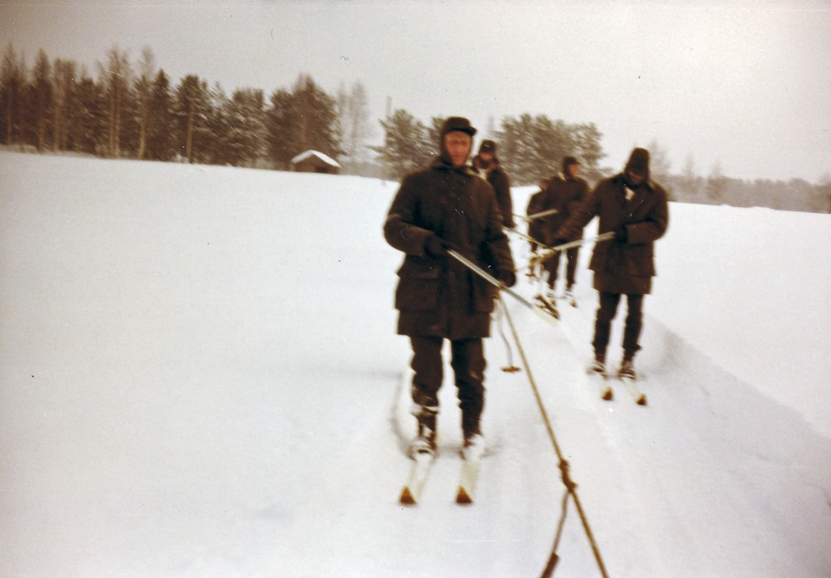Vinterutbildning med FBU i Skaraborg på tidigt 1980-tal. Skidtolkning.