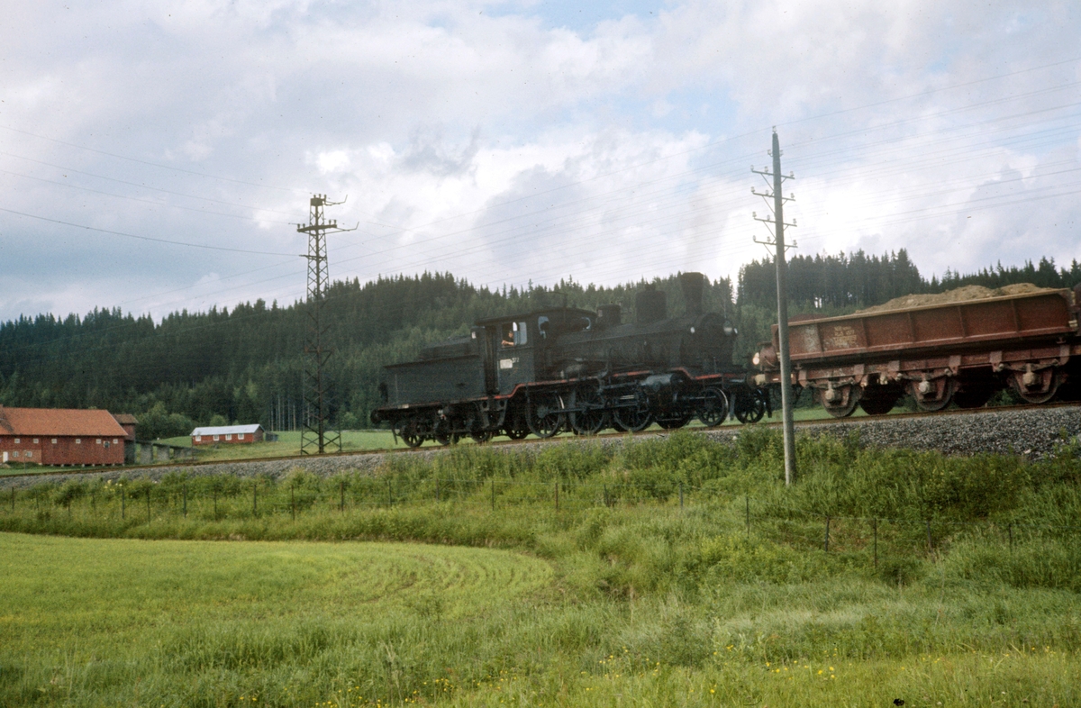 Damplokomotiv type 21c nr. 372 med grustog fra Solørbanen