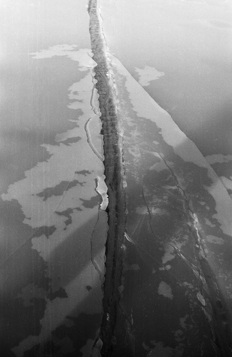 Issprekk på innsjøen Øyeren i 1938.