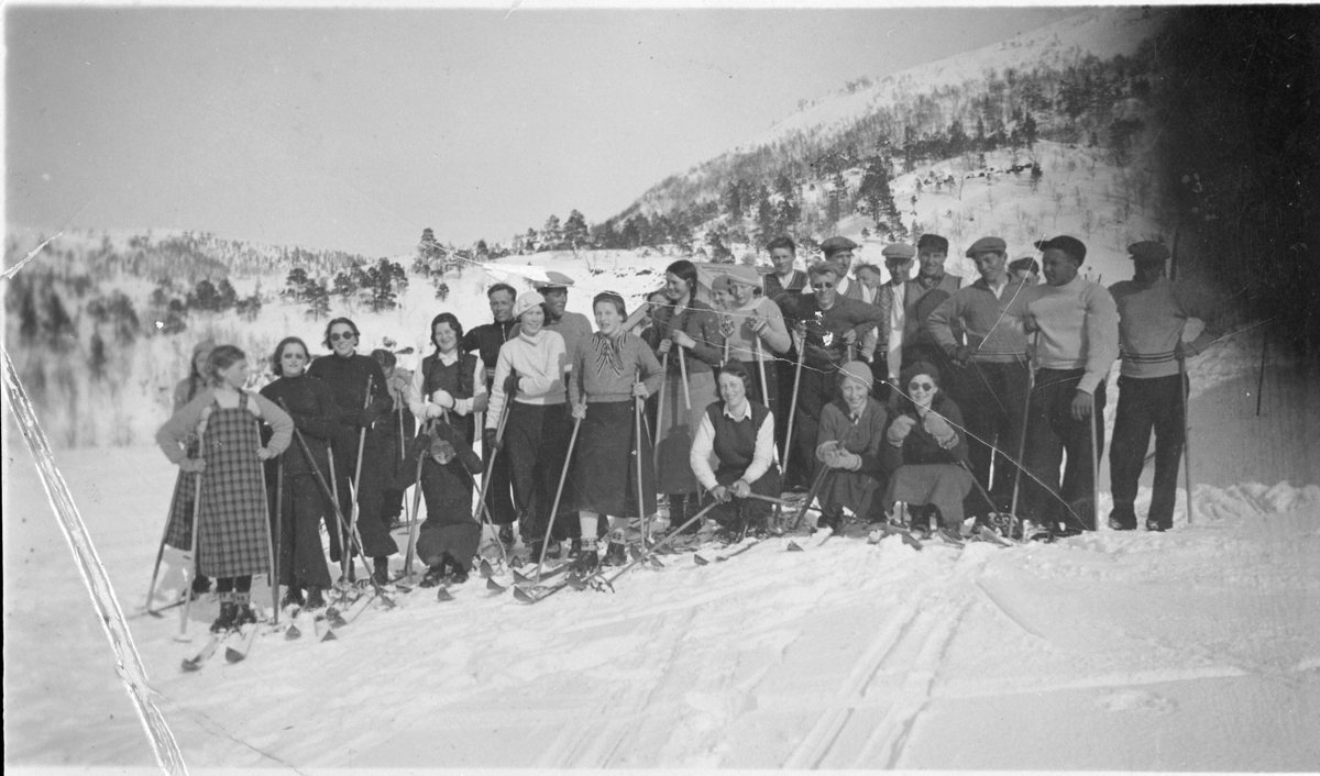 Unge folk på ski