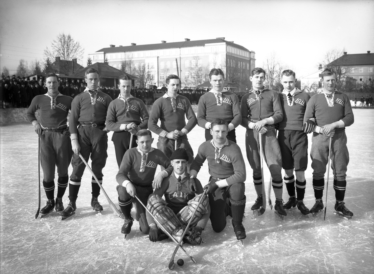 LAIKs bandyherrar samlade inför match på Gamla idrottsplatsen i Linköping. Bild från omkring 1930.