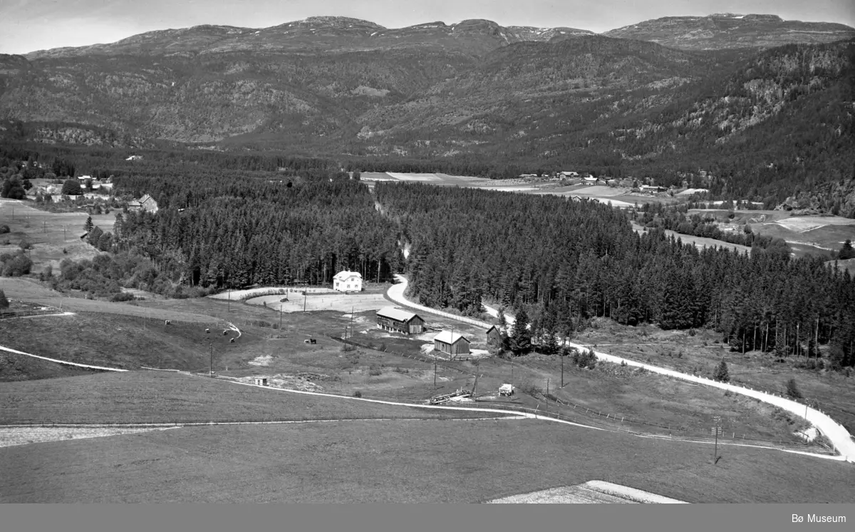 Flyfoto av Moen med Sanda i bakgrunnen. Tatt 13. juni 1958. - Bø Museum ...