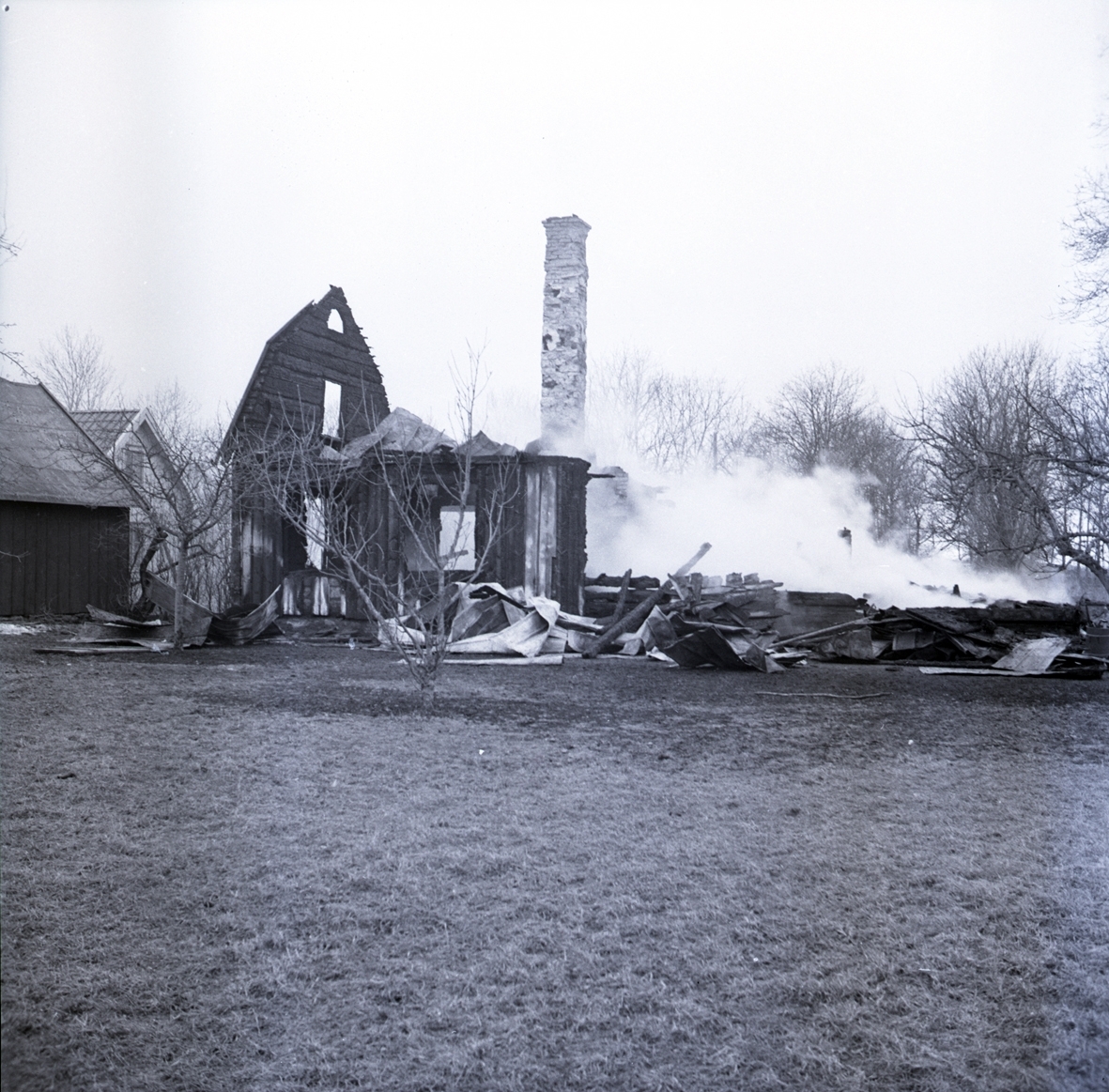 Jonssons gård i Kalleguta brinner 1955. - Kalmar läns museum ...