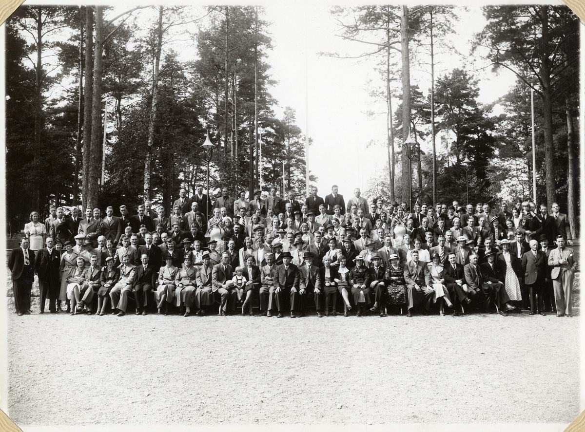En förening på utflykt någonstans i Småland (?) i slutet av 1930-talet.