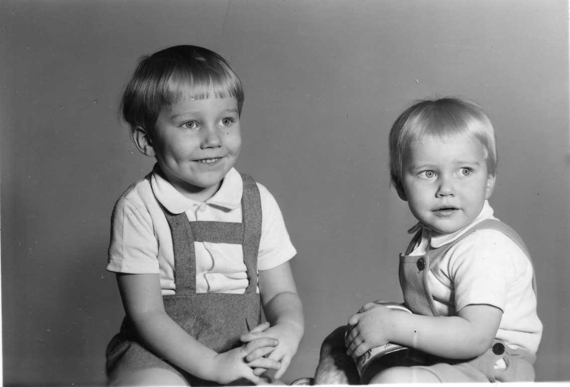 Två små pojkar i hängselbyxor.