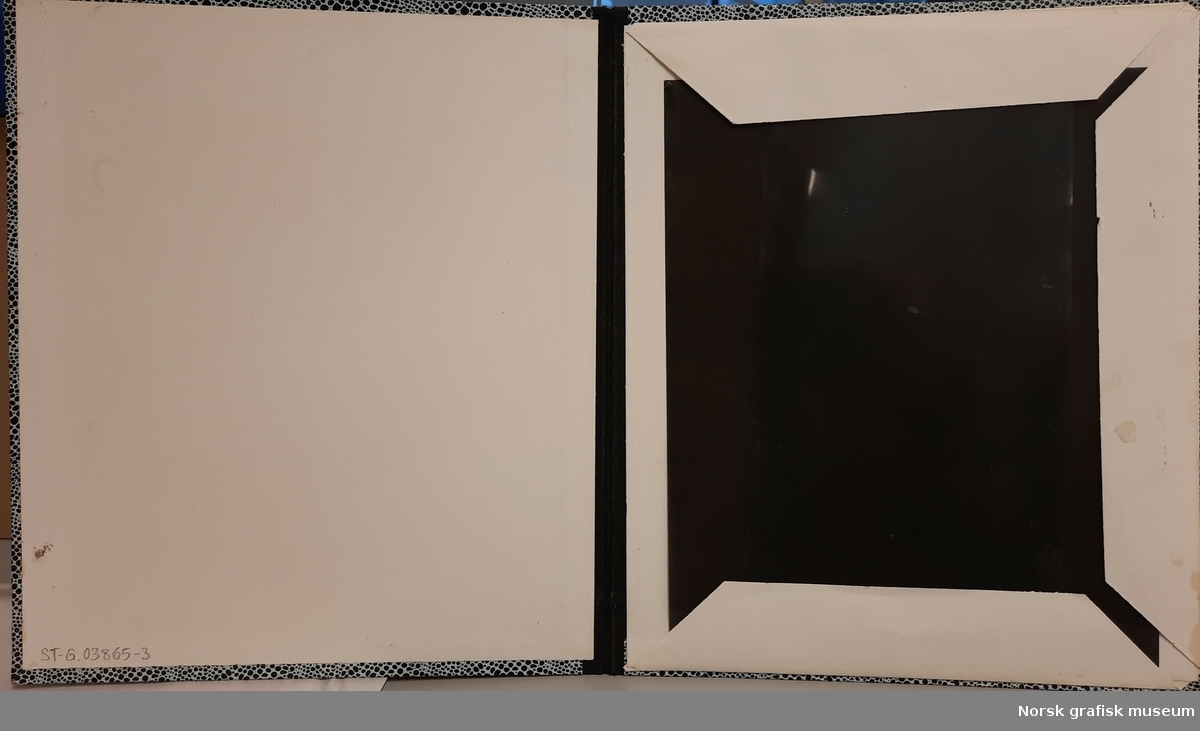 Rasterfiltere (2 stk. kornraster) til bruk i arbeid med foto for å oppnå ulike grafiske effekter. Filtrene oppbevares i mapper av kartong overtrukket med papir i slangeskinnsimitasjon.