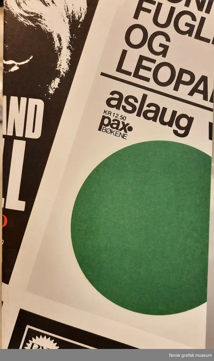 Katalogen er designet og skrevet til utstilling om Arild Kristo - filmskaper, fotograf og grafisk designer, og forsiden inneholder motiver fra bokomslag han designet for Pax forlag i perioden 1964-1966.