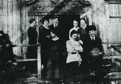 På skoletrappen i Kirkenes i 1922. 
Foran fra venstre: 1: Fr