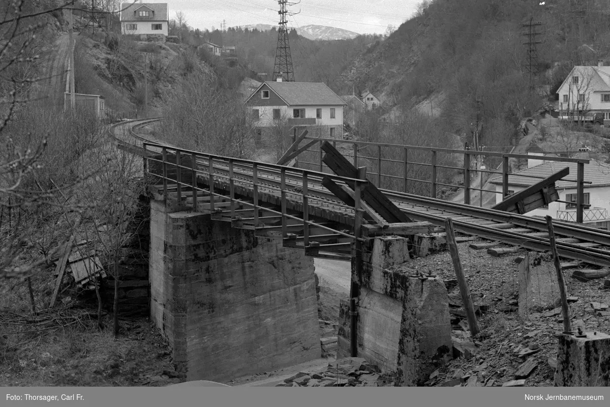 Overgangsbro ved Grimåsen langs Bergensbanens nedlagte strekning mellom Nesttun og Garnes