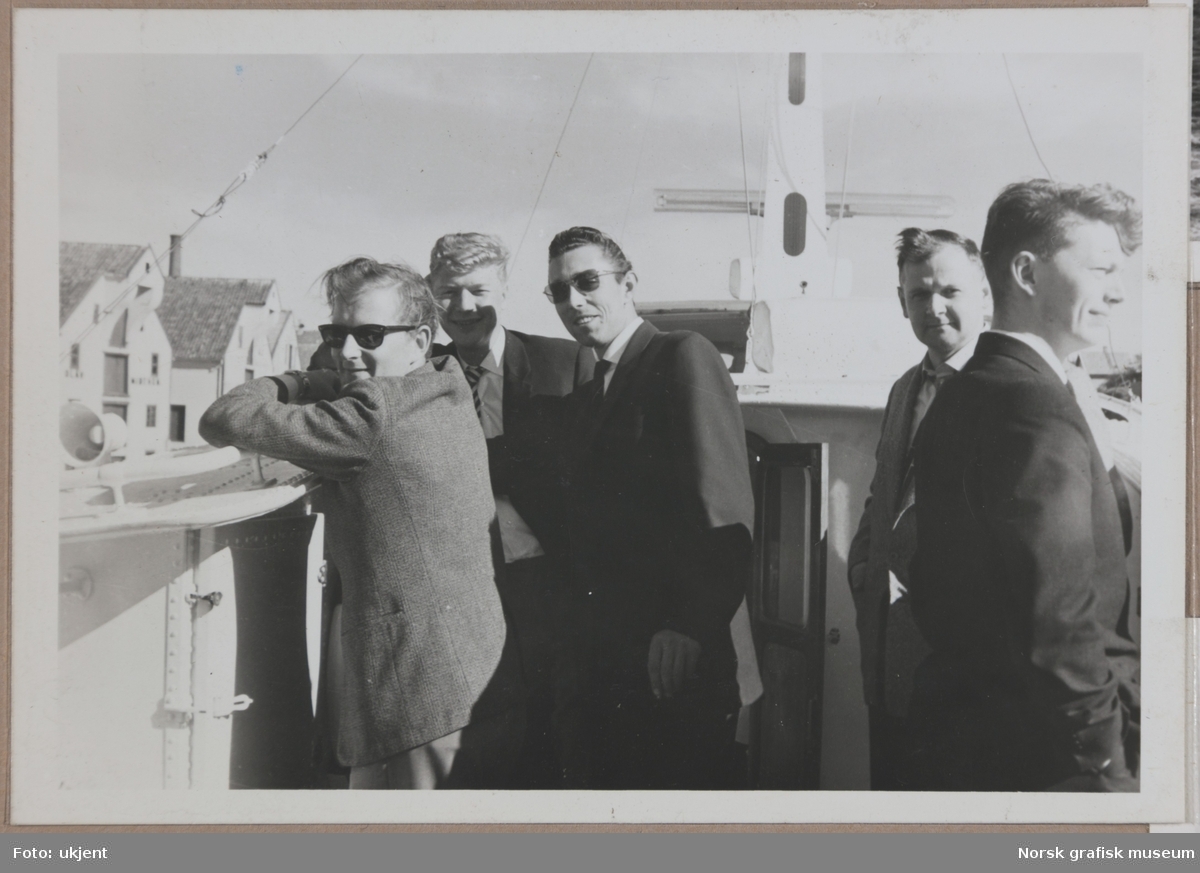 Fem menn på dekk på et skip, antageligvis i Haugesund.