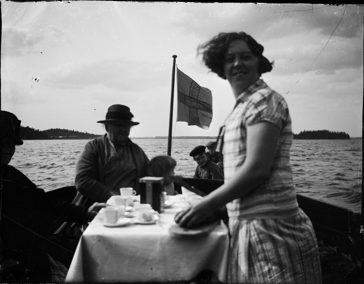 Dukat bord med kaffekoppar i båt, Östhammar, Uppland