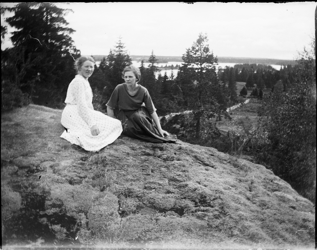 Ruth Skötsner och kvinna sitter på berghäll, Östhammar, Uppland
