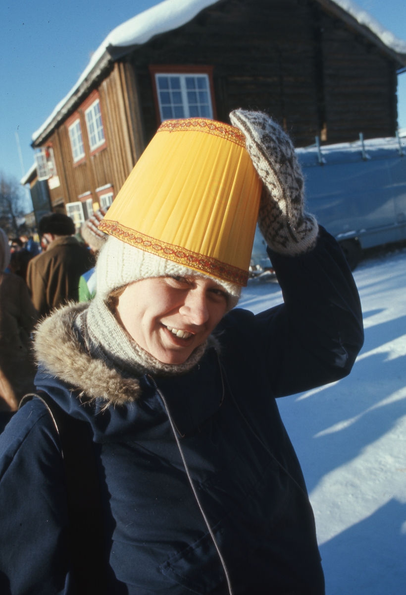 Røros-mart'n 1978. Ved Nilsenhjørnet. Lampeskjermsalg. Røndal.