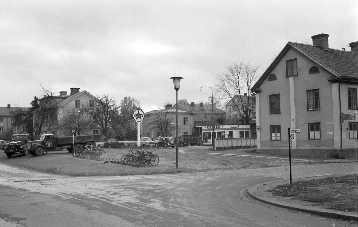 Vy mot kvarteret Drabanten i Linköping från en tid då den äldre bebyggelsen ännu inte rivits. Bilden är odaterad men senare delen av 1950-talet bör vara troligt. Tillsammans med oljebolaget Texaco drev Caltex Oil under 20-årsperioden 1947-1967 verksamhet i Sverige. Bensinkedjan fick snabbt stor spridning och en av bolagets stationer hade vid tiden sitt läge på den obebyggda delen av Magasinstorget 2.
