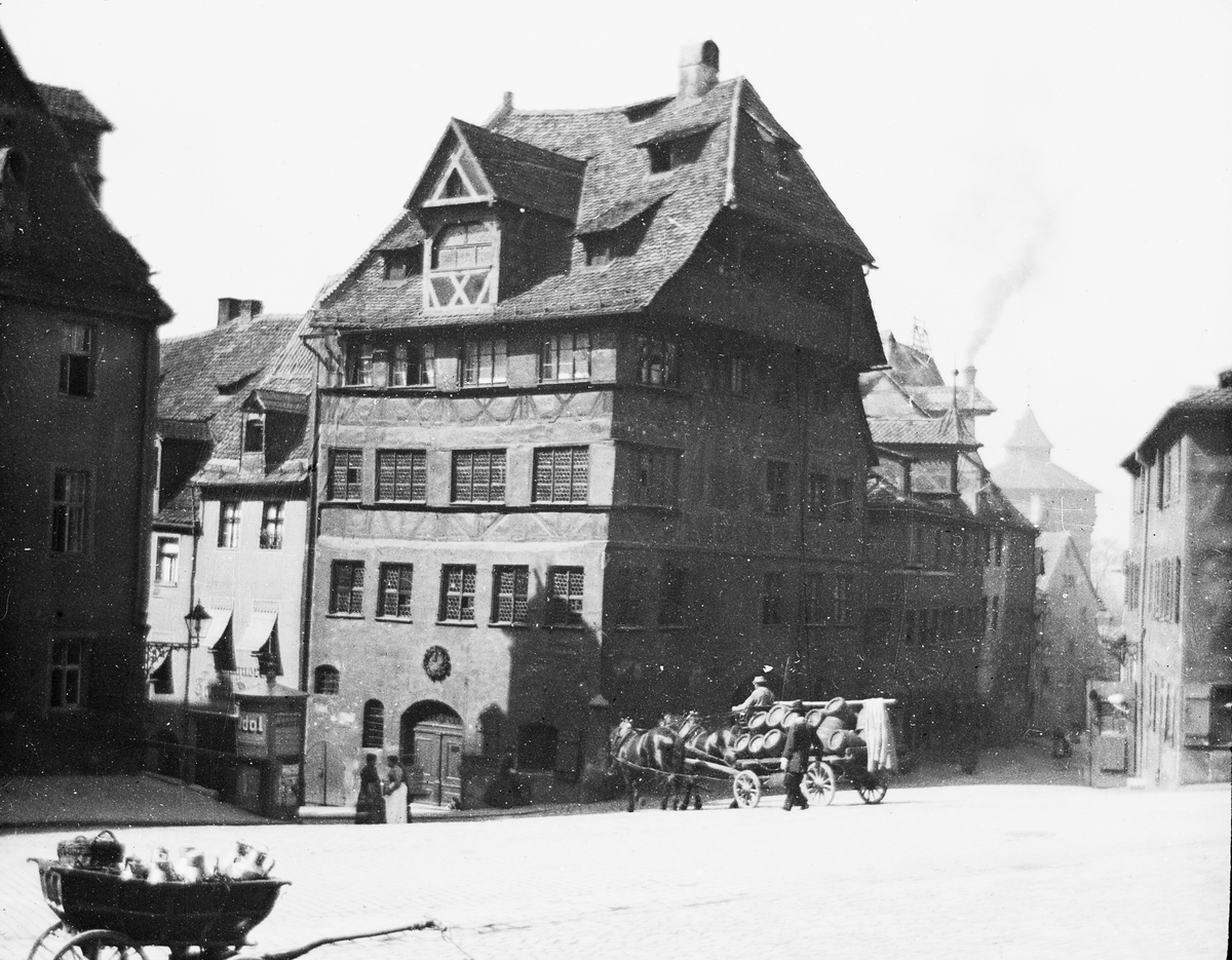 Skioptikonbild med motiv av Albrecht-Dürer-Haus vid Tiergärtnertorplatz i Nürnberg.
Bilden har förvarats i kartong märkt: Nürnberg 1901. VIII.
