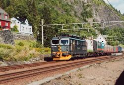 Elektrisk lokomotiv El 14 2164 med godstog på Urdland stasjo