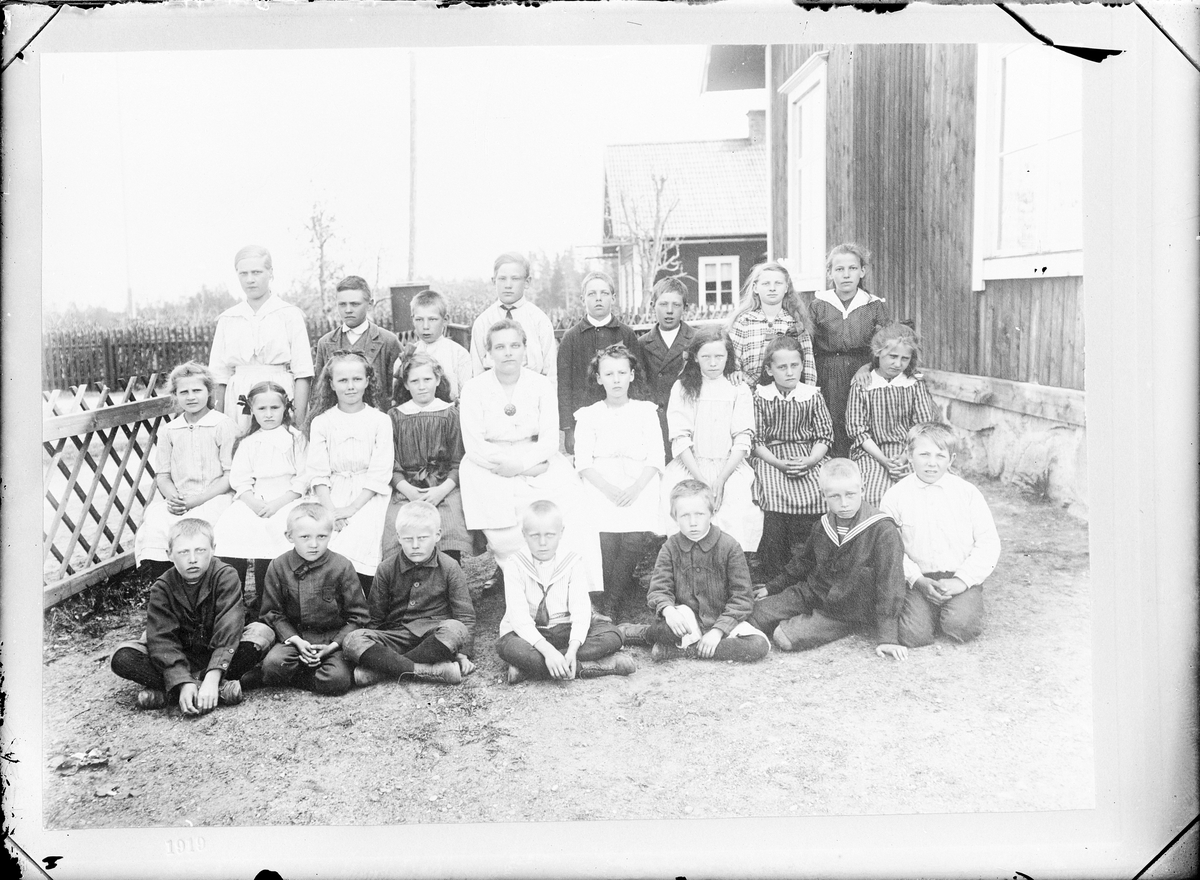 Reprofotografi - skolklass, Botarsbo skola, Valö socken, Uppland 1919