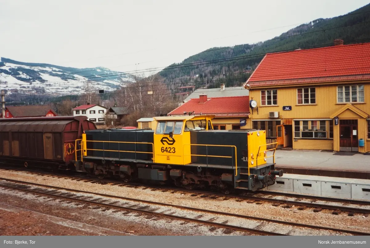 Godstog fra Ål til Hønefoss, tog 5532, trukket av innleid nederlandsk diesellokomotiv DE 6423, på Gol stasjon