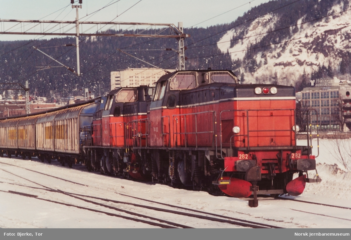 Innleide dieselloomotiver type T44 med T44 282 fremst, med godstog (systemtog) lastet med papir fra Follum til Filipstad på Drammen stasjon