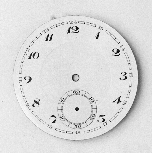 Samling av urtavlor och urverk av metall, stål. Alla är ofullständiga fick- och armbandsur. Urval av urtavlor:
I) Samling av delar av ur i kartong.
II) Urtavla märkt: "ORION". Urtavla märkt: "LUC". 
III) Urtavla märkt: "Longines". Urtavla märkt: "Longines".
IV) Urtavla märkt: "OMEGA". Urtavla.
V) Urtavla märkt: "J. CALAME. ROBERT".  
Urtavla, märkt:"Longines".