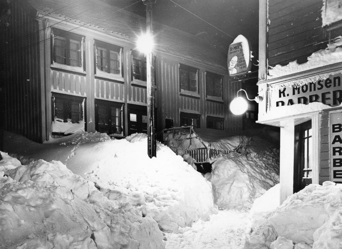 Dippnersmauet vinteren 1966. Butikken til frisør  og barberer Reidar Monsen og Kittelsenhuset.