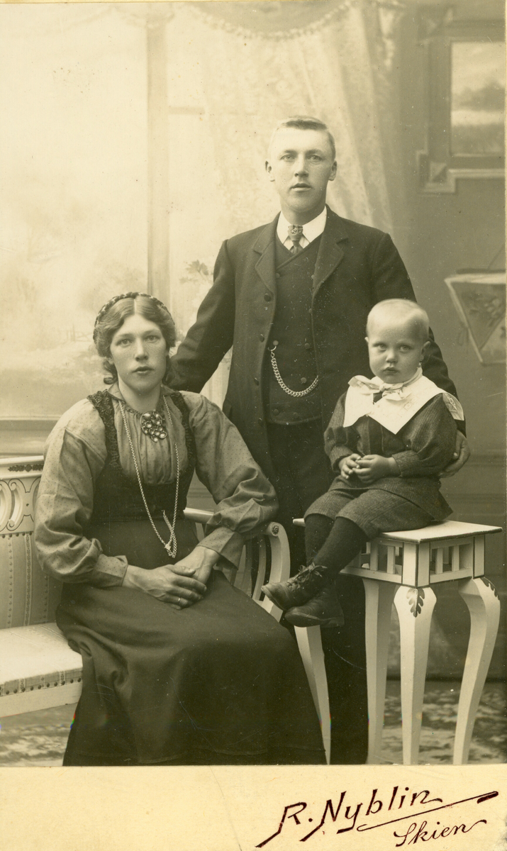 Familiegruppe i fotoatelier.  Anne og Halvor Åsen med sonen Halvor.