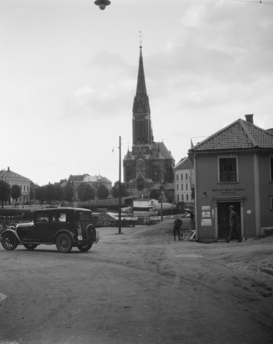 Motiv fra Arendal med Doblougs bil i forgrunnen og kirken i bakgrunnen