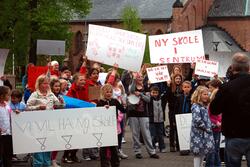 Skolebarn demonstrerer for ny skole utenfor Sarpsborg rådhus