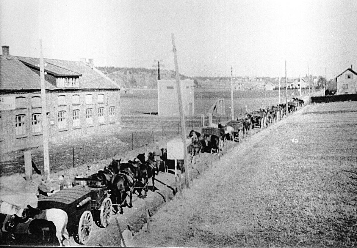 Tyskere  på Brevik, i Albert Moeskaus vei. Tune trikotasjefabrikk "Strømpefabrikken" til venstre. Knattås i bakgrunnen