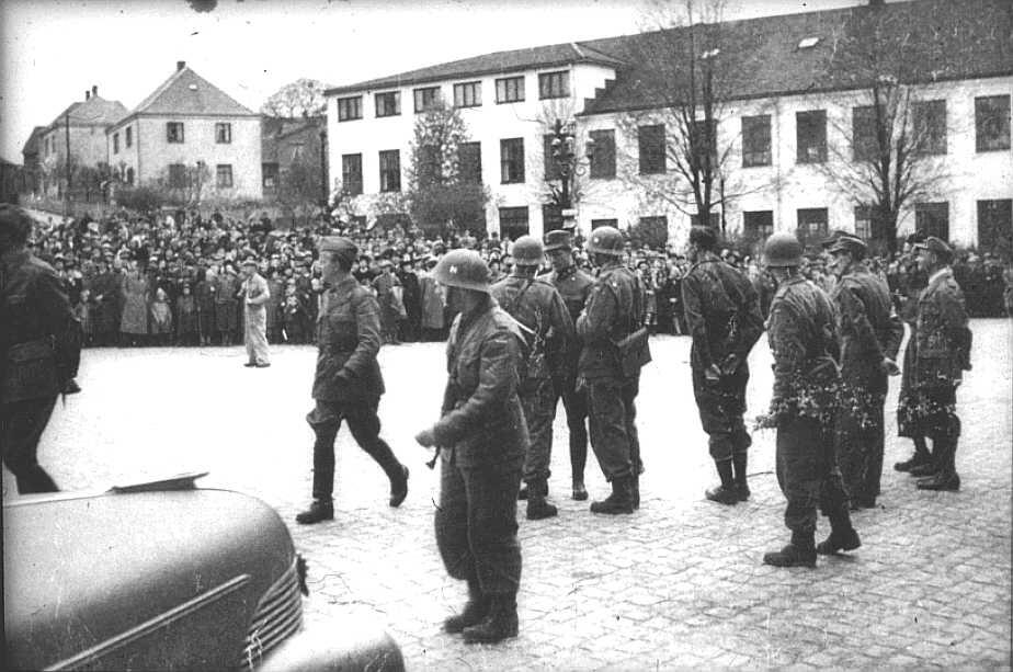 Norske soldater fra Sverige på Sarpsborg Jernbanestasjon i 1945