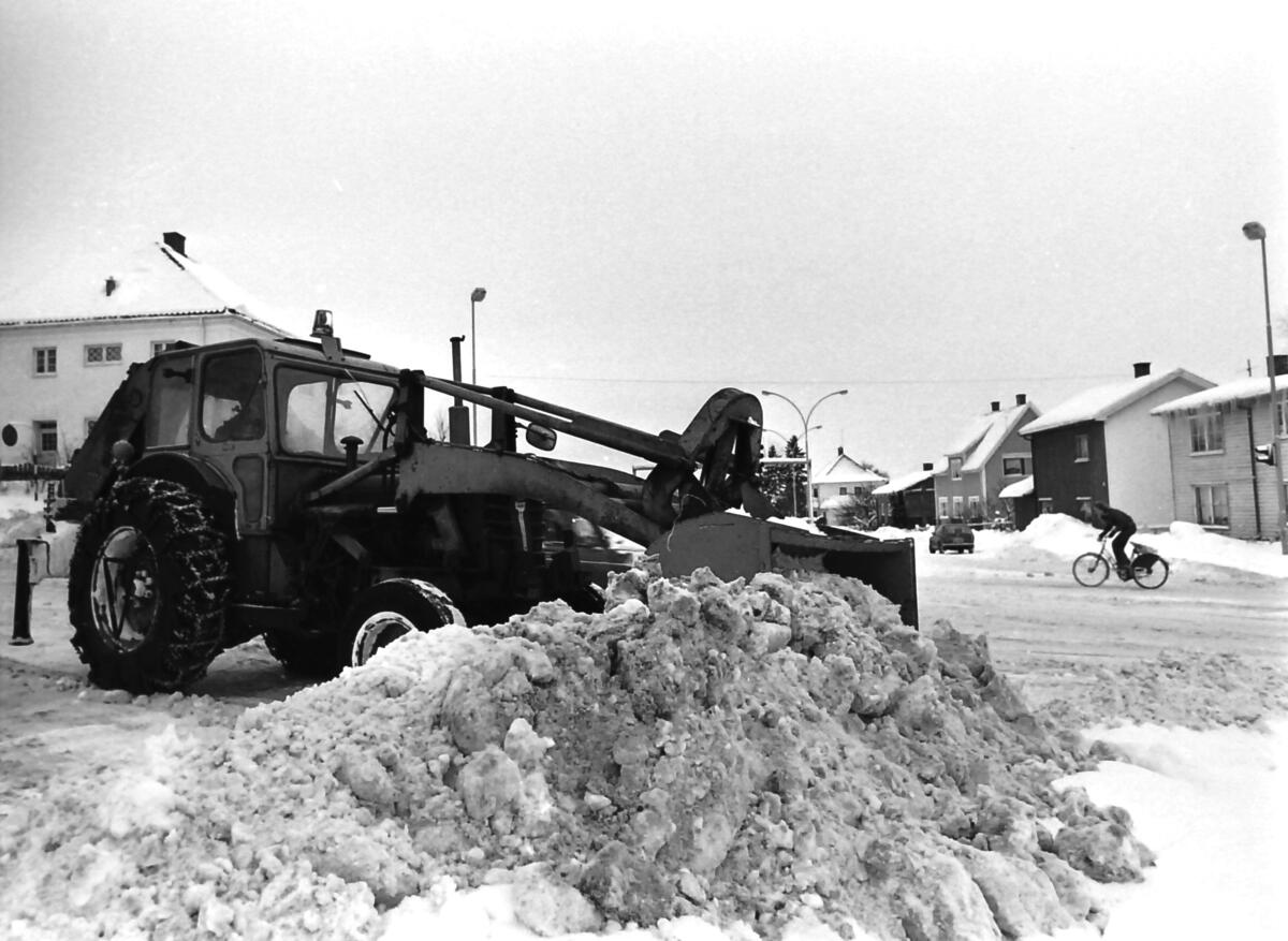 Snørydding 27. januar 1977 i krysset Olav Haraldssons gate Hans Nielsen ...