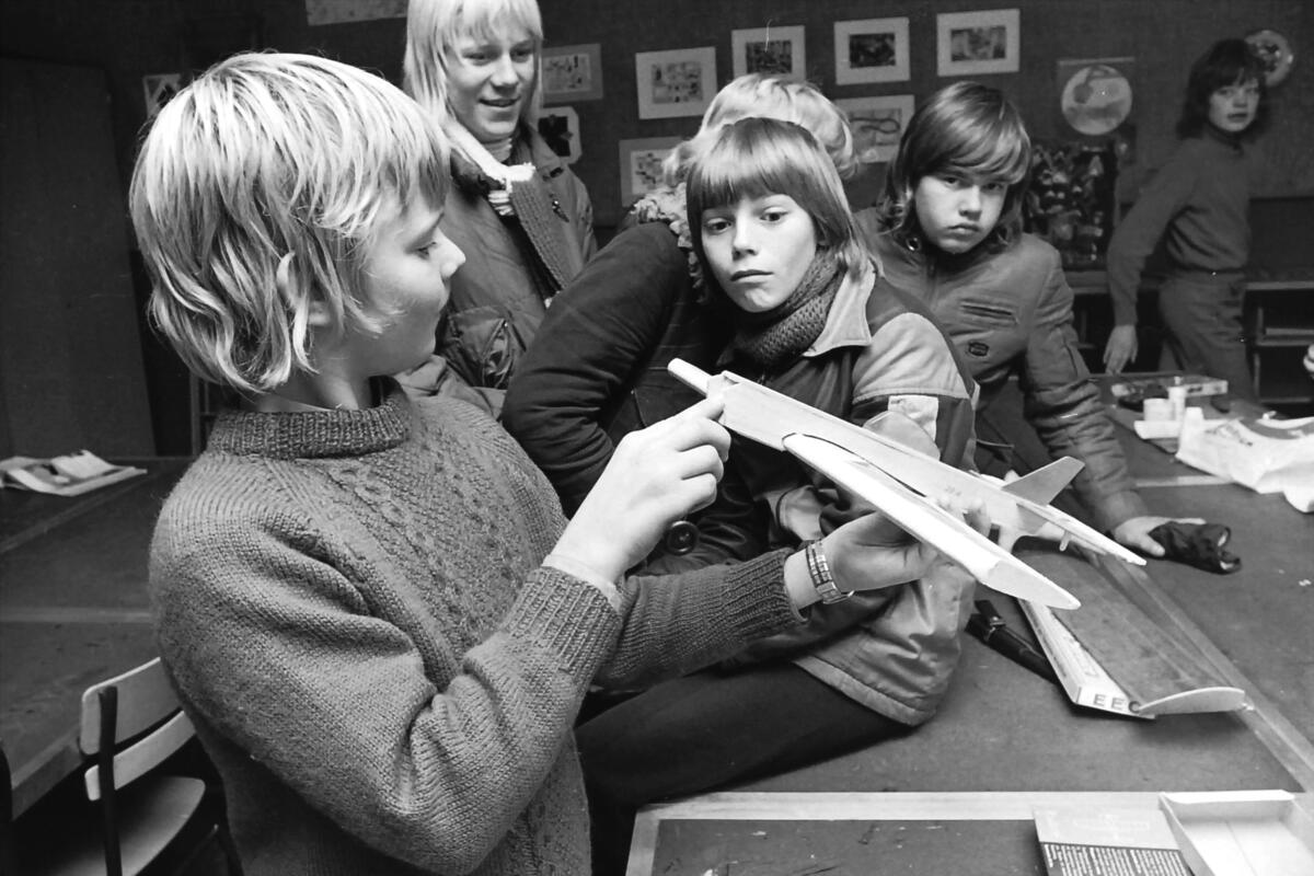 Rune Bergren lager modellfly på Tindlund skole november 1975