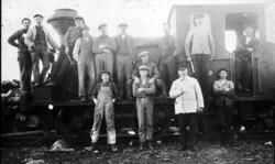 Arbeidere ved jernbanen på Borregaard fotografert ved et lok