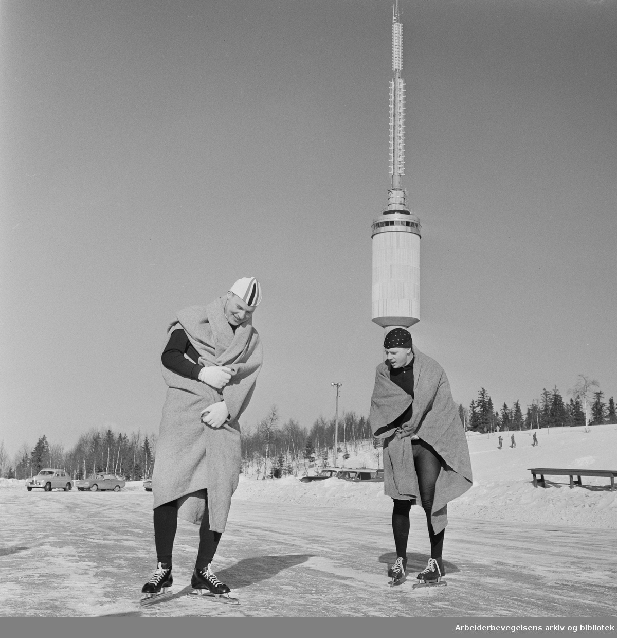 Opptak på Tryvann stadion til den nordiske underholdningsserien Prospektkortet. Knut «Kupper'n» Johannesen og Arne Bendiksen. Mars 1963