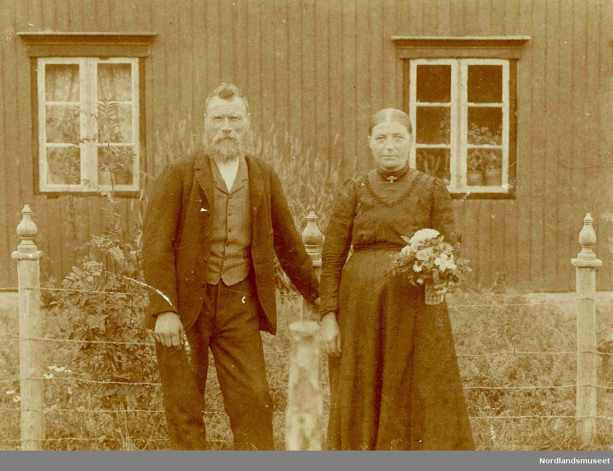 Ekteparet Lars Alexander (f. 1859) og Marie Lovise (f. 1862) Jensen fra Botn i Leiranger. Marie Lovise hadde pikenavnet Eidisen og kom fra Myklebostad i Leiranger.