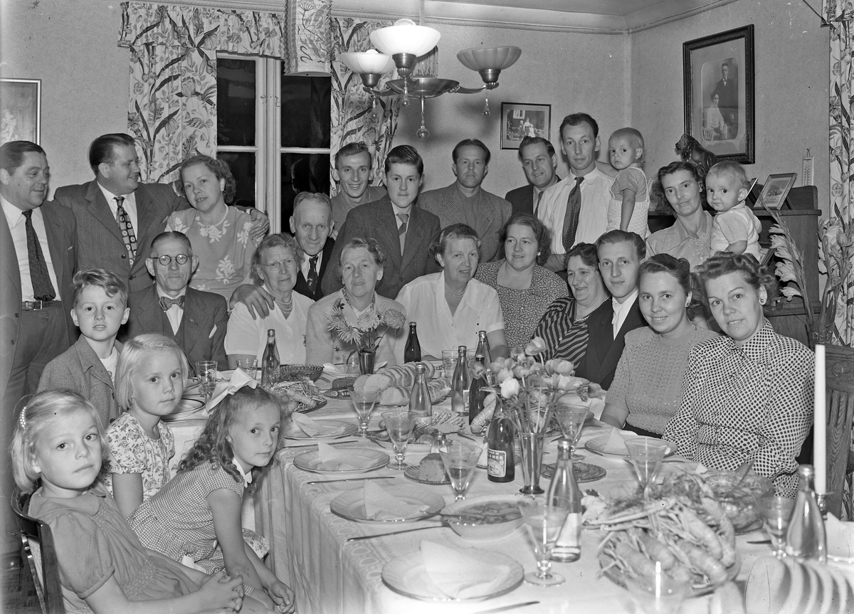 Gruppbild av familjen Karlsson i Kavlås 21 aug 1950-tal.