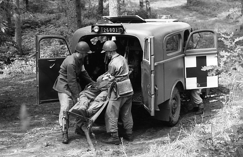 Sjukvårdsövning vid Göta Trängregemente 1957. Sjuktransportbil.