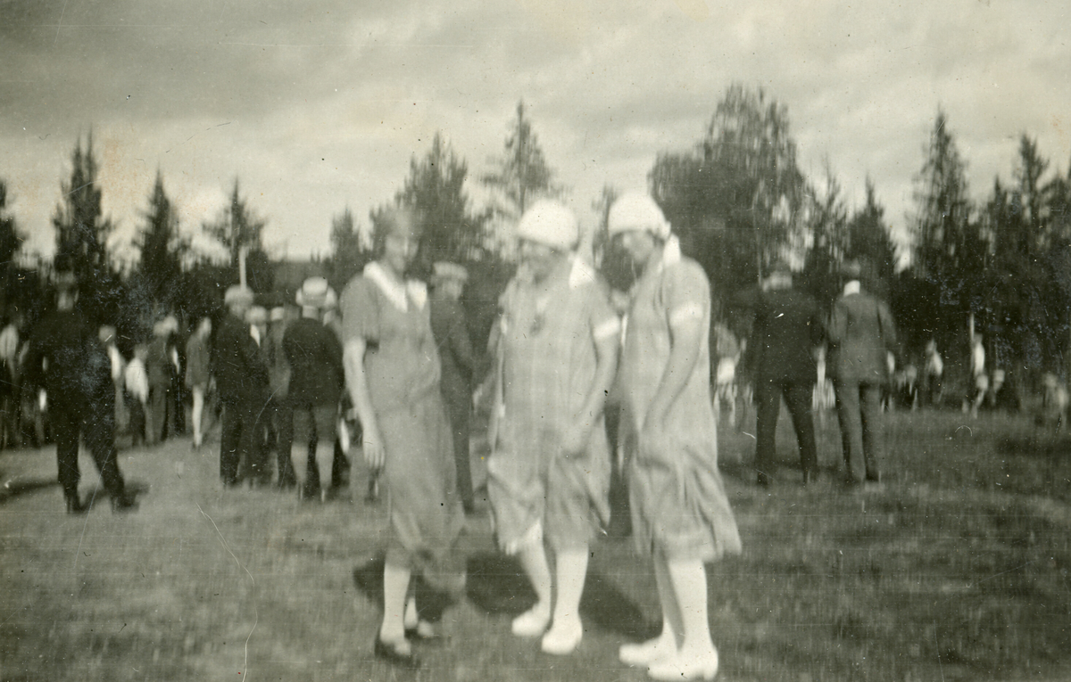 Sju bilde som viser kvinner ute i naturen.  Alle bilda er tatt i 1926.  