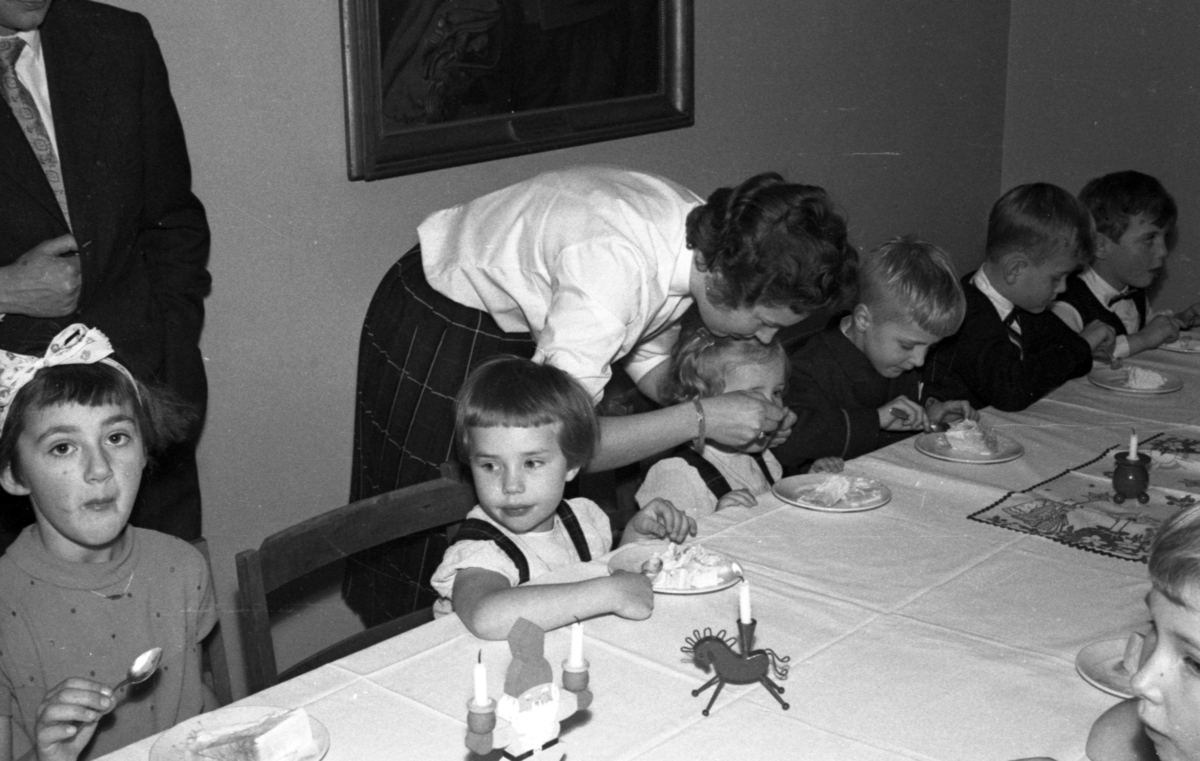 Barnfest med julgransplundring och tomtebesök på T 2 mäss 1959.