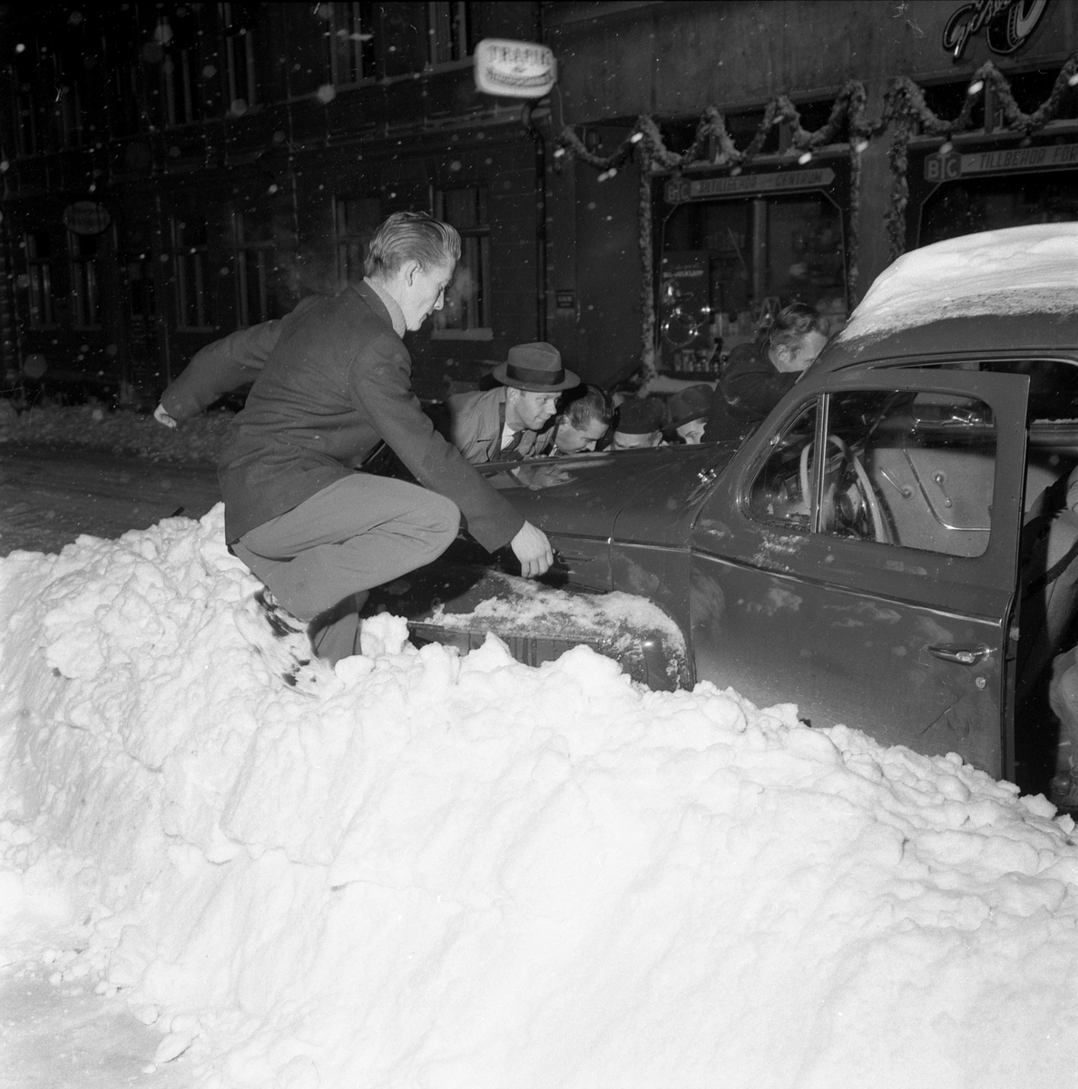 Snöstorm i Linköping vintern 1960. Många bilister fick bekymmer och på Kungsgatans svaga nedförslut blev det stopp för en av dem.