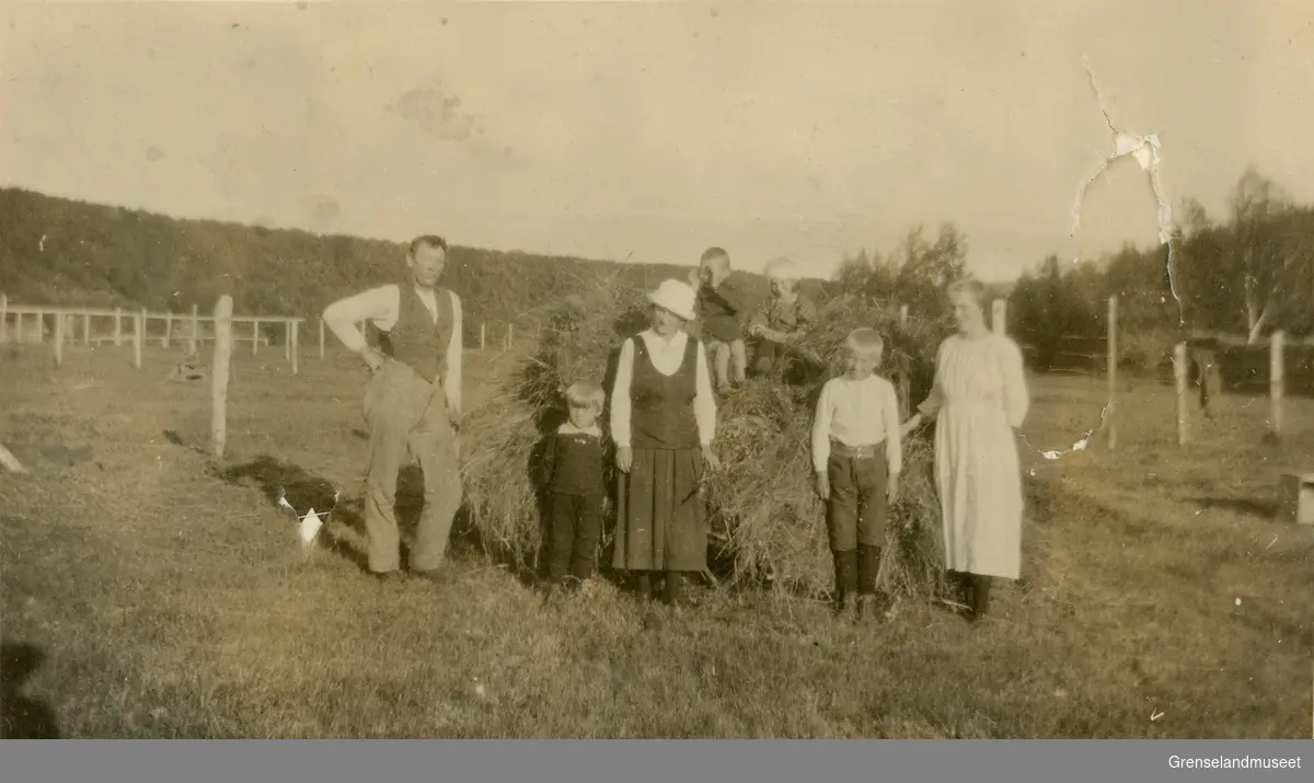 Neiden i 1922. Til venstre står Ottar Øksendal, skolestyrer i Neiden, men også en mye benyttet person i kommunen. De andre på bildet er ukjent, men det kan være kona Anna Kristine som står i midten. 