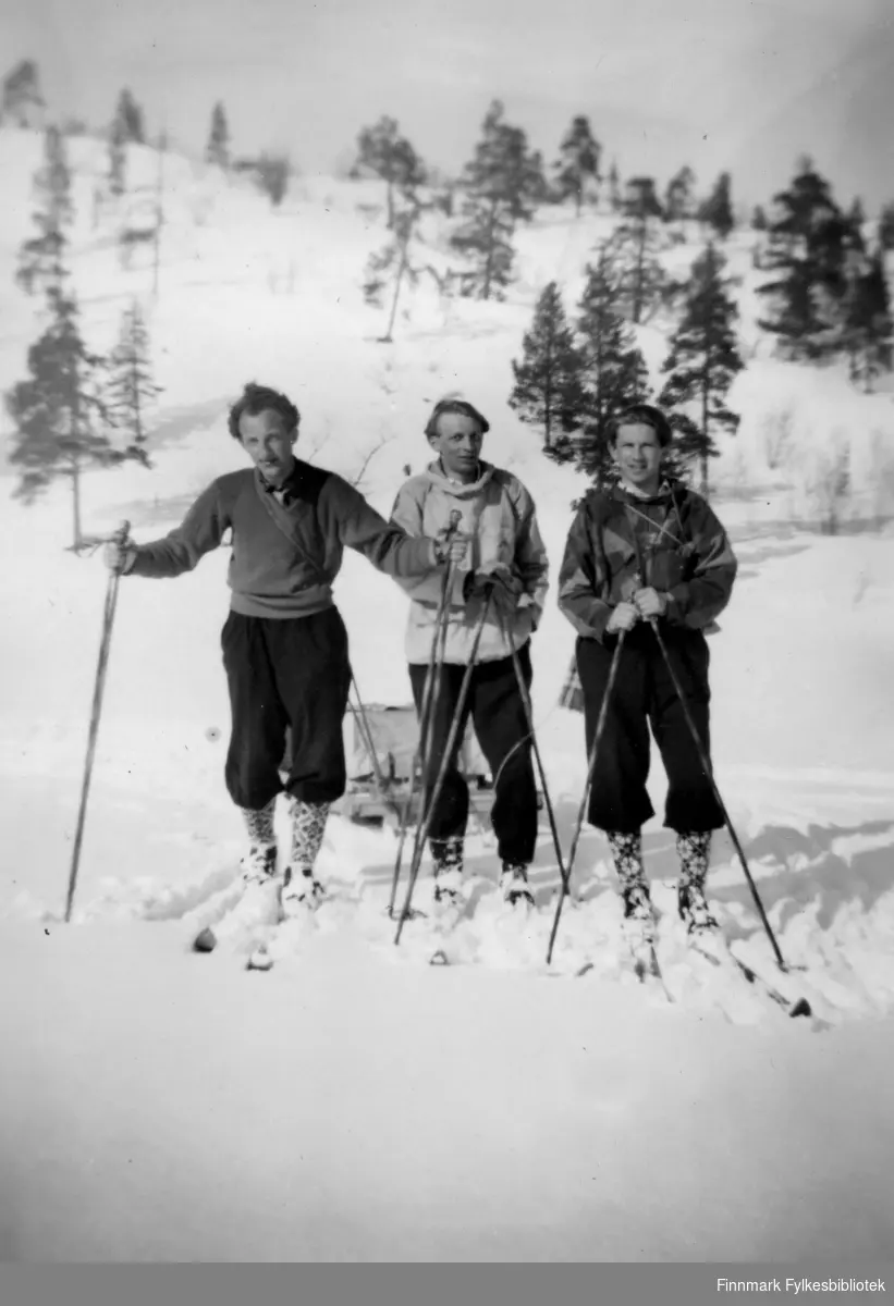 Gutta på skitur til Fiskevann, med en ovn på kjelken. Fra venstre: Enok Rognmo, Kolbjørn Olsen, og Martin Seljemo